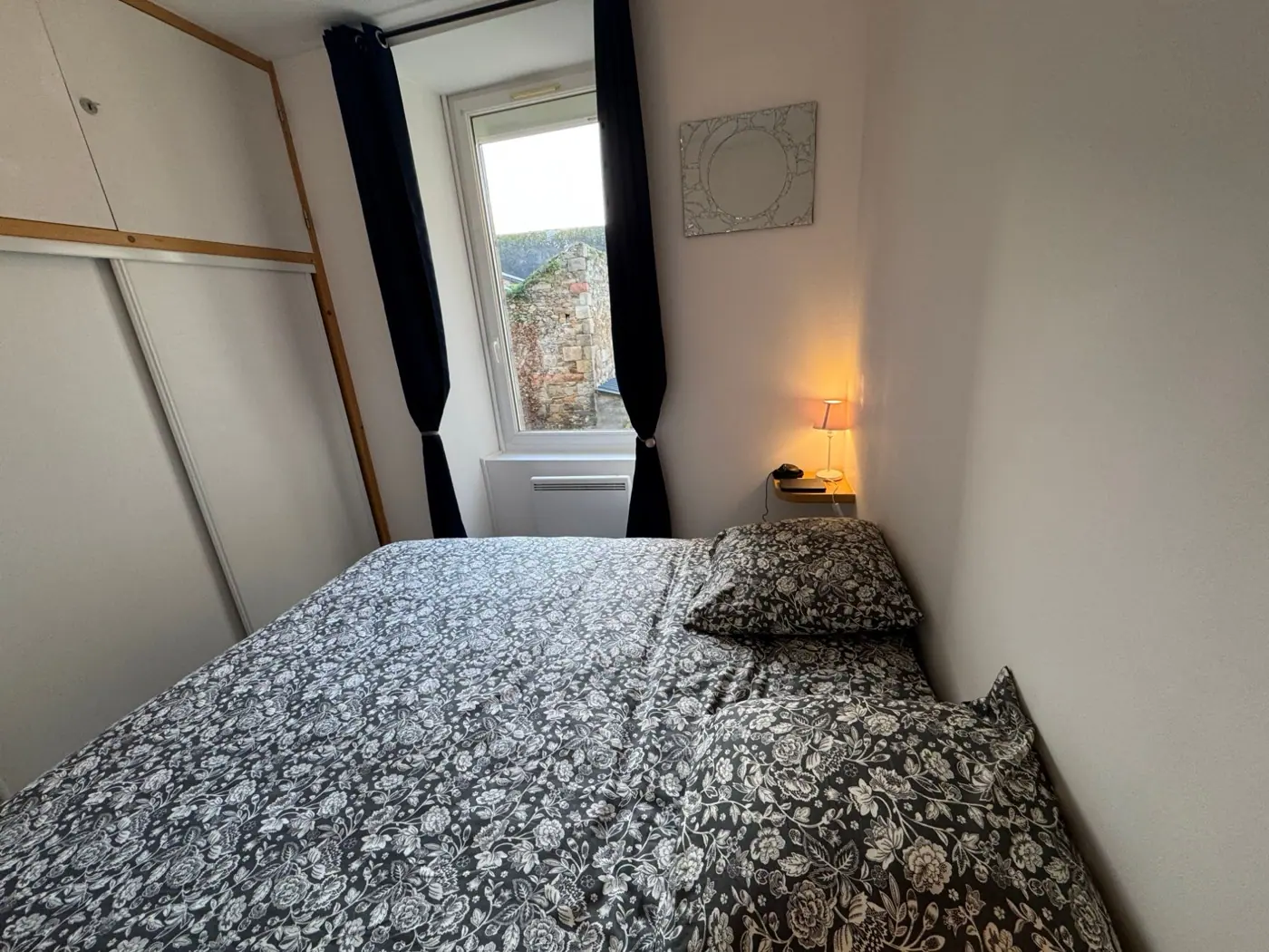 La fenêtre de la chambre, avec vue sur un jardin privatif