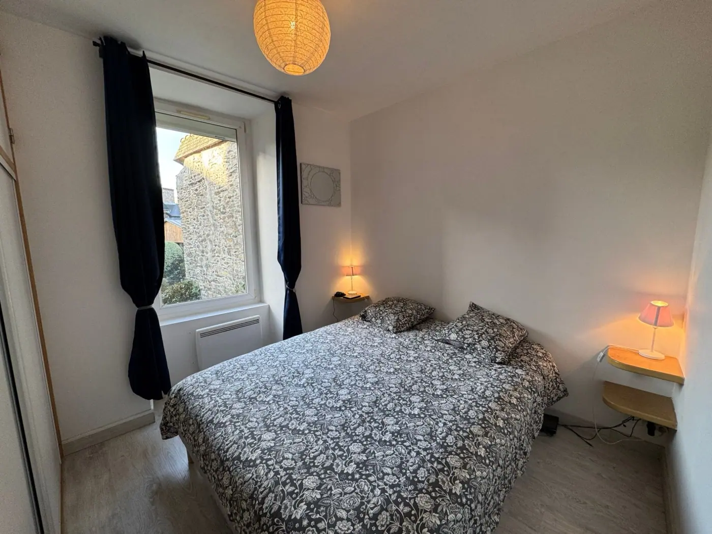 Appartement Les Flots du Quai à Paimpol : la chambre avec grand lit 160 × 190