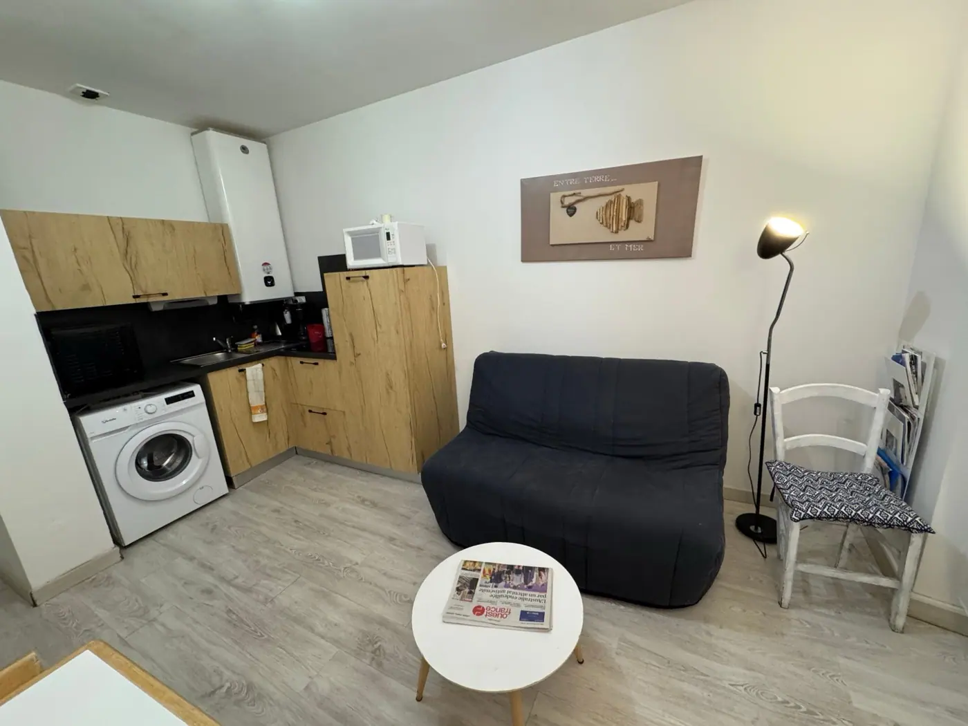 Appartement en centre-ville de Paimpol : le séjour et la cuisine équipée