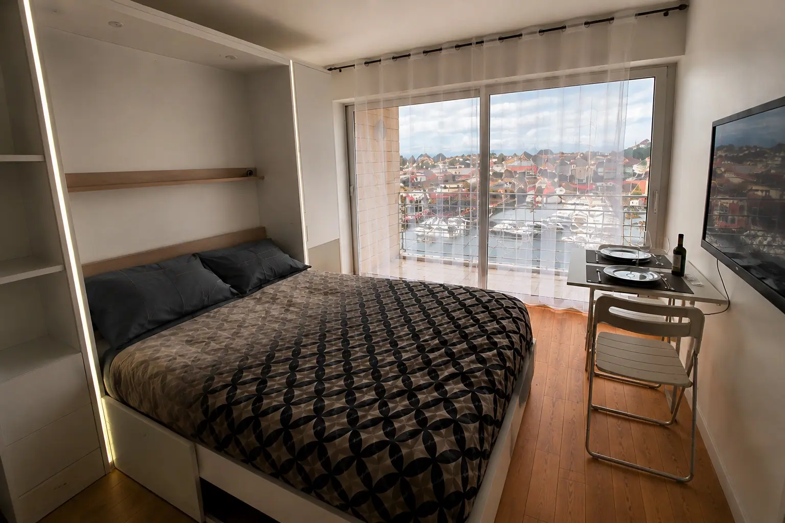 Studio avec vue sur le port de Paimpol et sa grande porte-fenêtre