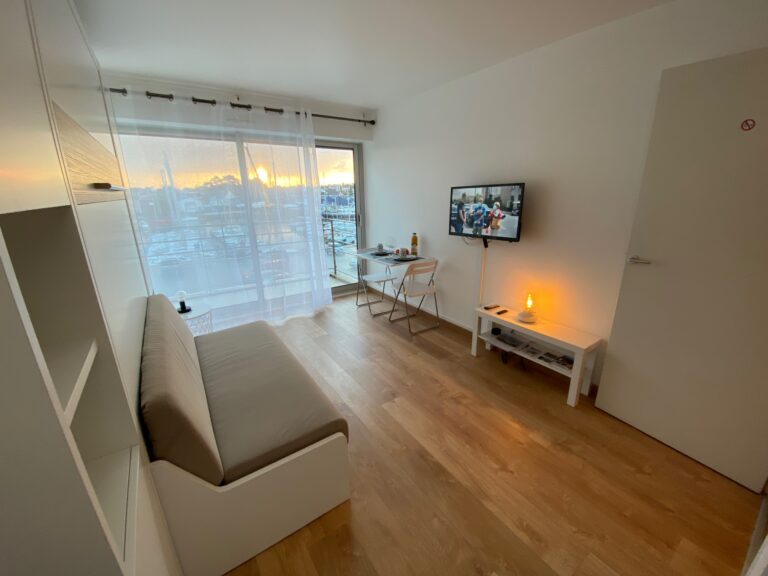 Louer un studio a paimpol - superbe et confortable logement sur le quai Loti devant les bateaux du port de Paimpol